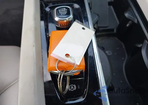 2021 Volvo Xc60 T5 Momentum z USA, uszkodzony, nr VIN YV4102DK8M1726892